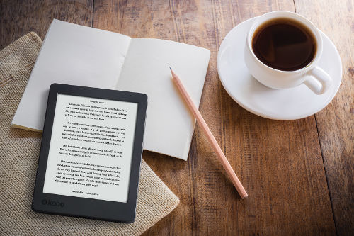 Imagem genérica de alguém estudando num e-reader.